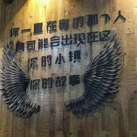 雨涤山花湿未乾,野云流影入阑干。泉声嗽醒山人梦,一卷残书竹里看。