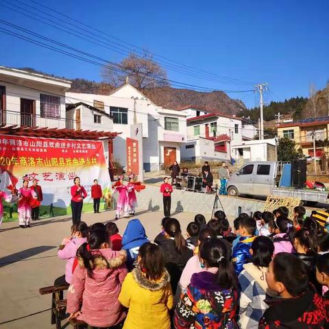脱贫攻坚在路上  文艺演出诵真情