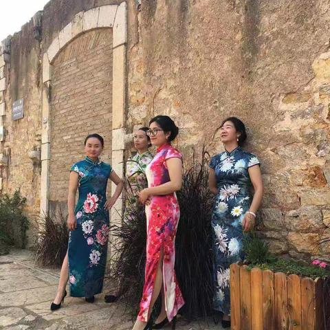 忆峥嵘岁月     展迷人芳华