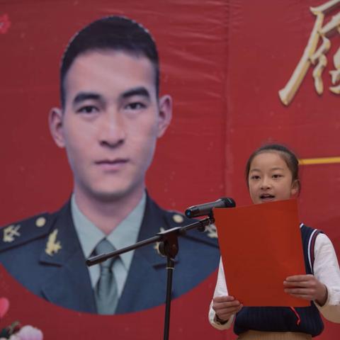 履行职责    诠释大爱                                        ——文山市第一小学杜富国英雄事迹宣讲活动