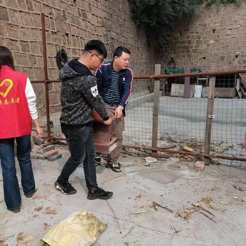 凤凰社区清理楼道杂物  美化环境活动