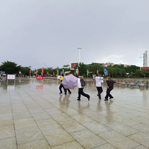 雨中砺剑震八方   路地练兵保安全