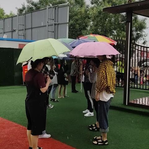 雨天里满满的爱    --临沂市工程学校幼儿园