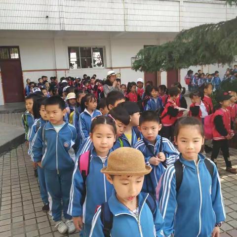 一（1）班春游—梅花山庄