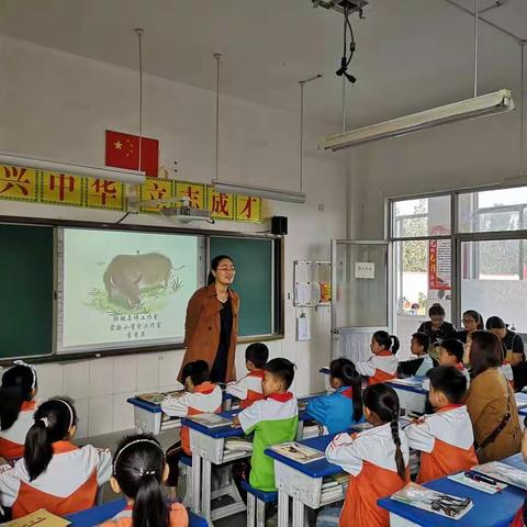 专家专业示范引领    凸显本色课堂风采————曲阜市小学语文数学教研员在尼山镇举办示范课活动