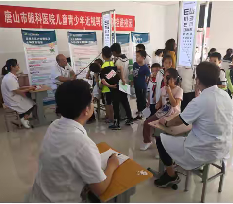 区卫生健康局“不忘初心、牢记使命”主题教育系列活动（一）——关爱青少年，送医进校园