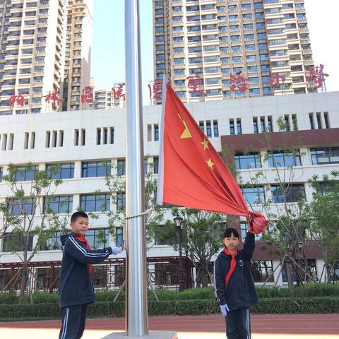 浓情五月天，感恩母亲节——凤凰双语小学升旗仪式及班队会主题活动