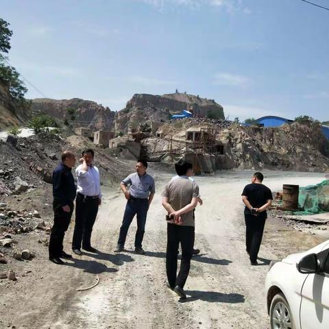 马清天副大队长到西周庄村南建筑石料厂督导关闭拆除情况