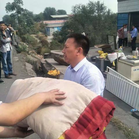 监察大队根据“三边”指挥部统一协调安排对邢峰北段矿山境内违章建筑进行集中拆除