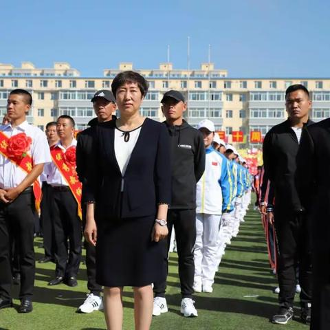 伊通镇满族中心小学校参加庆祝第三十四个教师节暨第十四届中小学生田径运动会