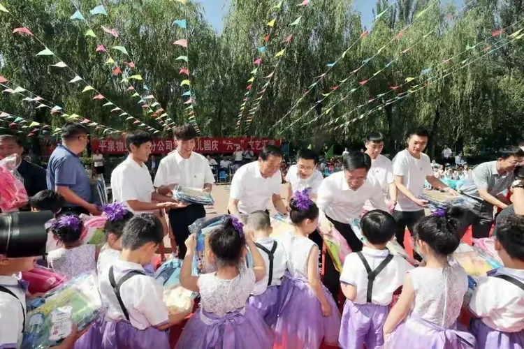 集团公司董事长、党委书记张有喜,党委副书记刘敬来到平泉二幼和小朋友们一起庆祝六一儿童节😊并向集团公司
