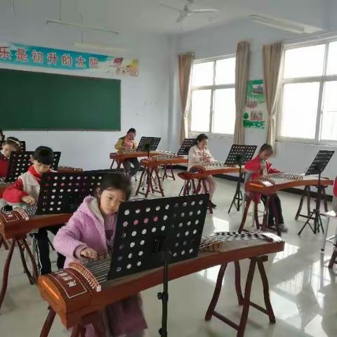 尹庄镇实验小学少年宫孩子们又迎来了属于自己的快乐新天地，一个个激情高涨、兴致勃勃地参加各自喜欢的项目。