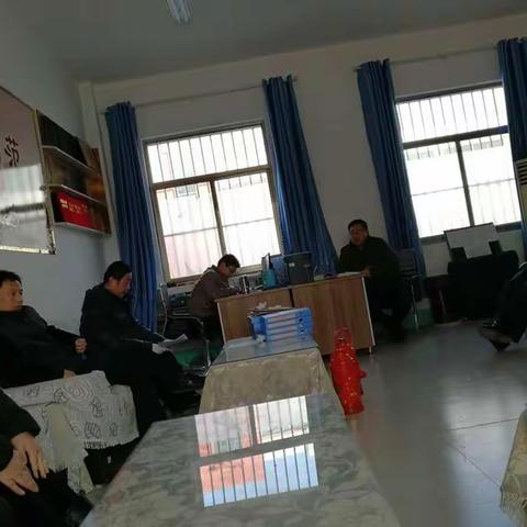 戴庙镇中心小学组织师生认真观看于丹教授讲座