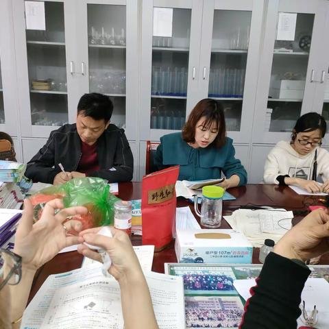 教而不研则愚 研而不教则虚--八年级语文组教研活动