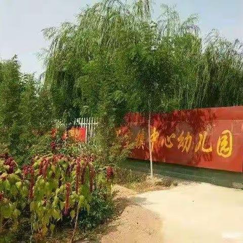 幼儿园是小朋友的欢乐谷，是小朋友一起分享厨师阿姨美食的大家园；是一起成长在每一刻每一秒的奇妙小世界。