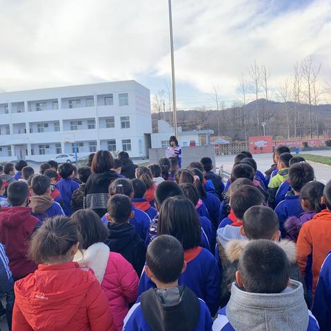 “防范火灾风险，建设美好家园。”——鹿头小学消防安全教育在行动