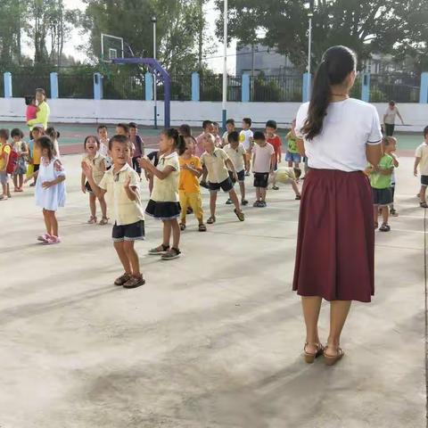 《留住可爱的身影》（林道喆 徐世洪）捕捉孩子的身影，就是留住孩子们最可爱的一面。