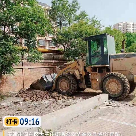 2021年4月27日洁亚天津分公司委托第三方公司组织人力，出动车辆、设备集中清理津塘路铁路沿线……