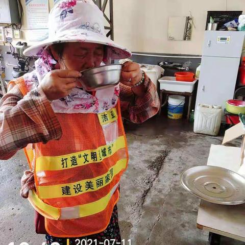 7月11日天气炎热，洁亚天津分公司熬制绿豆汤、发放药品并监督员工服用、发放矿泉水。时刻关注一线员工身体状况。