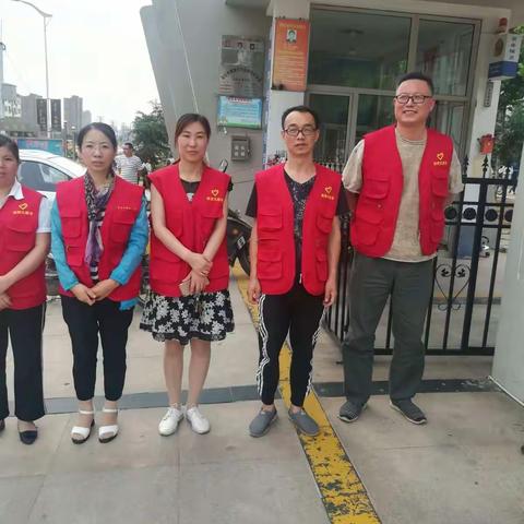 高密市朝阳中学家长委员会成员站好最后一班岗。