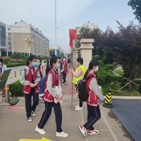 杨柳依旧桃花涧 阳光明媚在心田--凤凰学校喜迎学子归来