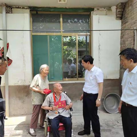 县领导来我镇走访慰问建国前老党员、生活困难党员