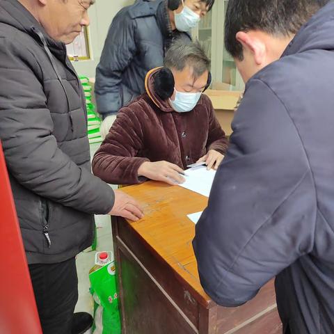 2022年“发放福利暖民心，村民幸福笑开颜”--南永康村两委为70岁以上老年人发放春节慰问福利