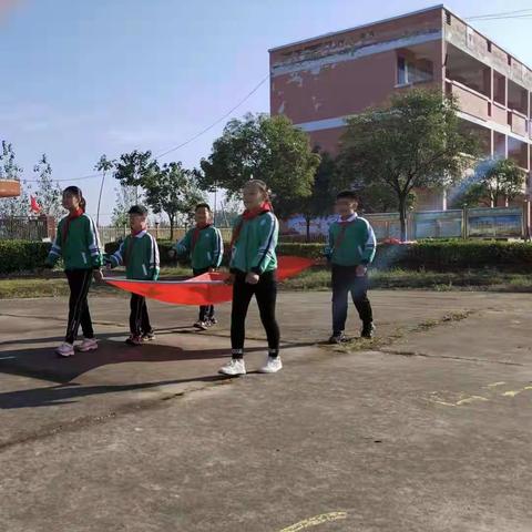 明德小学“升国旗，迎入队，庆国庆”活动纪实