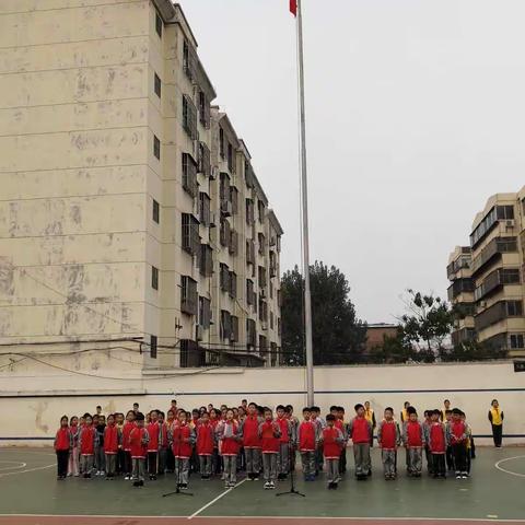 与经典同行 做谦谦君子—记君山路小学四三中队“经典诵读”特色升旗仪式