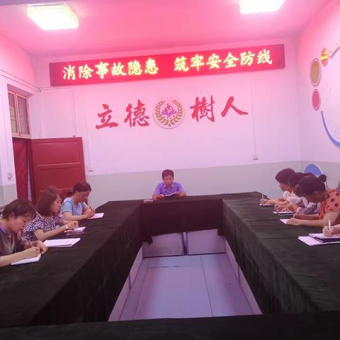 消除事故隐患筑牢安全防线，——大甲小学安全教育活动纪实（一）