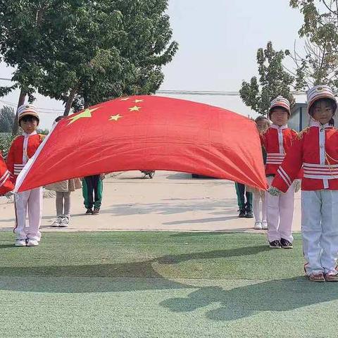 国际幼小班––“祖国妈妈，生日快乐”