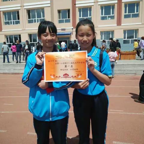 童年的脚印留在校园的小路上，笑语欢歌留在花坛的馨香中，母校的每个角落，都珍藏着我们的友情