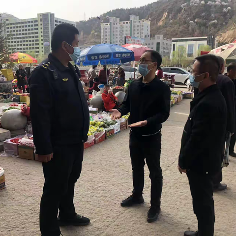 延长县城市管理执法局党组成员副局长古双学带领单位成员检查疫情防控工作