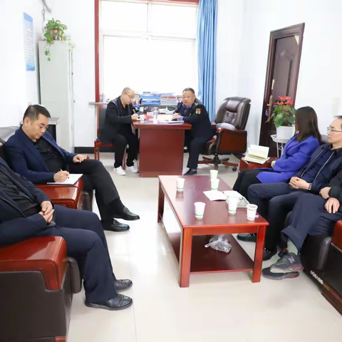 延长县城市管理执法局局长冯耀伟及党组成员一行调研城管系统工作