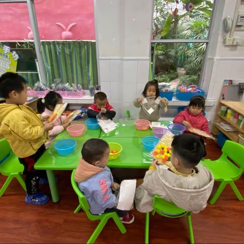 小二班班本课程《水果的秘密》——赴一场水果之旅。