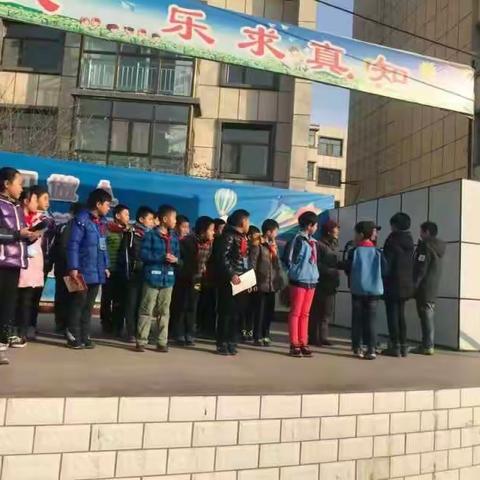 冬日虽寒 校园情暖 ――大同街小学学生送温暖感恩活动