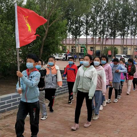 奈曼旗巴嘎波日和小学开展“走进菜园”劳动实践活动