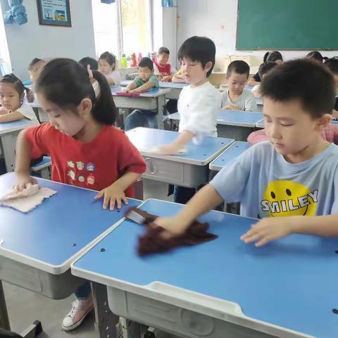 开学初，北俎小学一年级一班学生自己动手 养成好习惯——我为课桌穿新衣活动