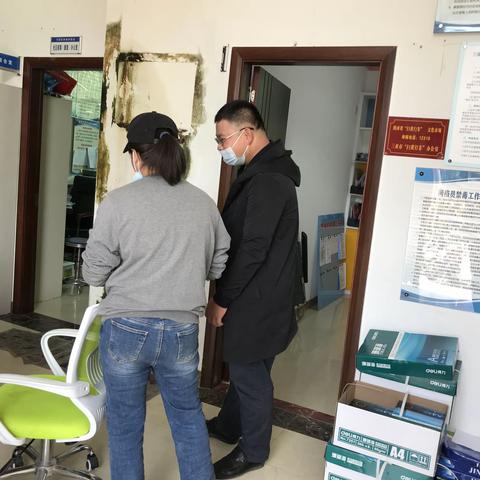天涯区应急管理局组织人员到包点单位妙林村委会检查疫情防控措施的落实情况