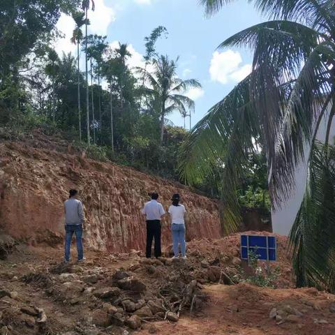 天涯区应急管理局工作人员到抱前村上头村小组地质灾害点检查
