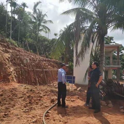 天涯区应急管理局工作人员到抱前村上头小组地质灾害点施工现场查看工作情况
