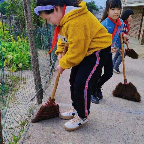 花石镇桐梓小学【雷锋月，我们在行动——捡拾白色垃圾环保公益活动】