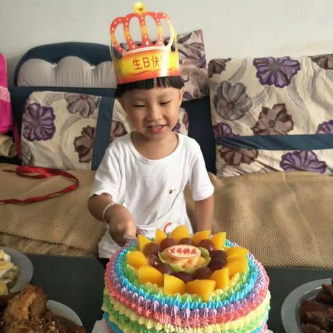 小宝四岁了，想要两个彩虹蛋糕。