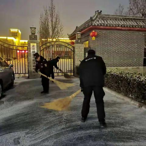 特巡警大队到敬老院除雪，扫清出行的路。