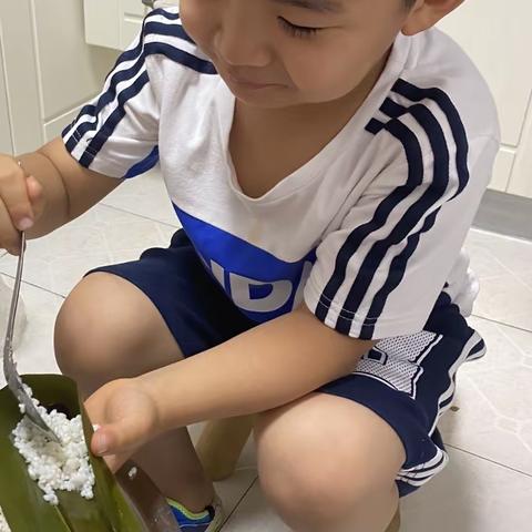大家好！我是崔永轩！今天要和大家一起分享的是：中国的传统节日“端午节”！
