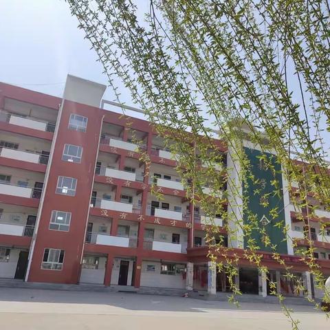 平凡而又伟大———魏中班主任的一天