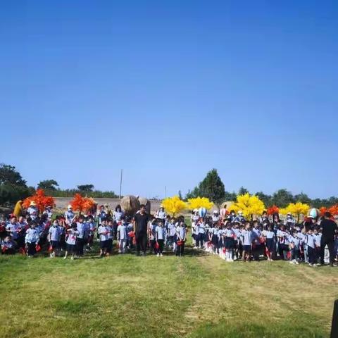 《红色十月，感受秋韵之美》一郑东新区WeCare维凯尔托育园秋季户外研学活动