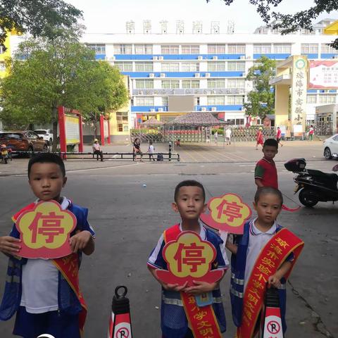 2020年7月14日，儿子第一次参加学校的文明监督岗活动！