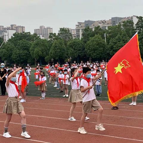 先锋引领 争做新时代好队员——贾汪区团结小学首批新队员入队仪式