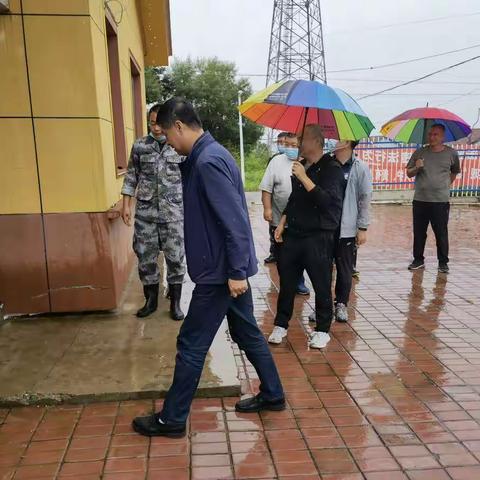 局领导调研指导新房子林场防汛及灾情排查等工作